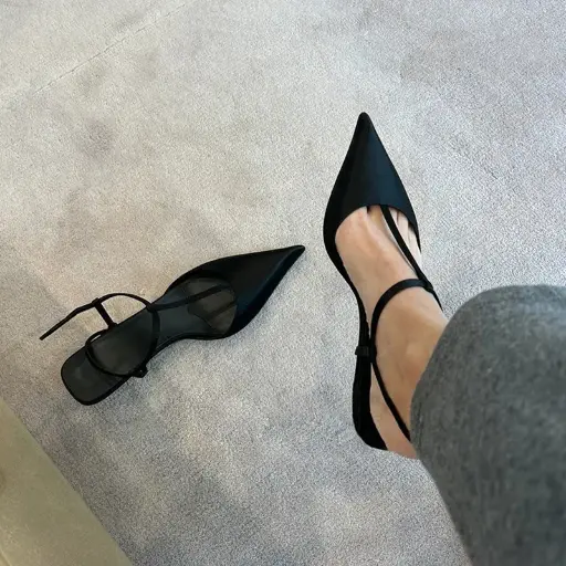 Sandales à talons bas triangulaires style français pour femme, en satin, avec bout pointu et talon carré, nouvelle collection été 2024.